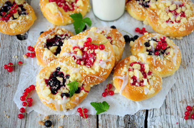 Czarno- czerwone drożdżówki porzeczkowe