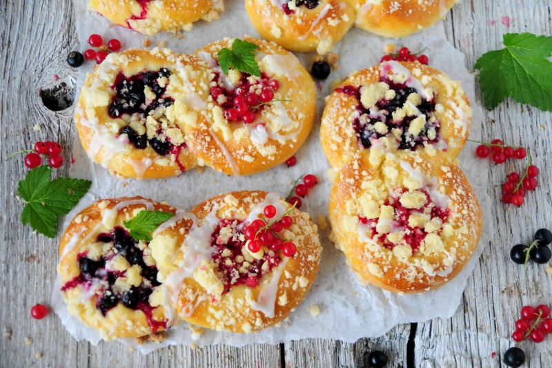 Czarno- czerwone drożdżówki porzeczkowe