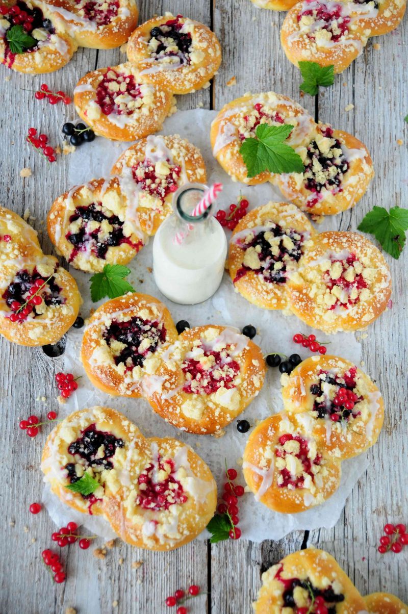 Czarno- czerwone drożdżówki porzeczkowe