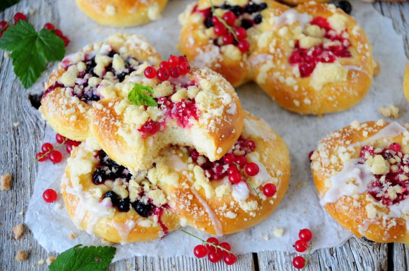 Czarno- czerwone drożdżówki porzeczkowe