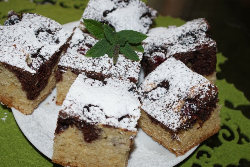 Czarnobiałe ciasto z jeżynami.