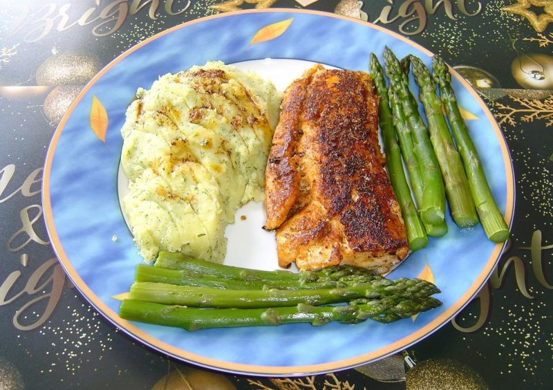 Czarny Cajun Łosoś Smażony na Żeliwnej Patelni