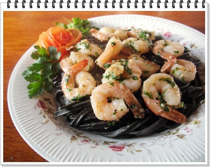 Czarny makaron Eli z krewetkami Czarny makaron Eli z krewetkami