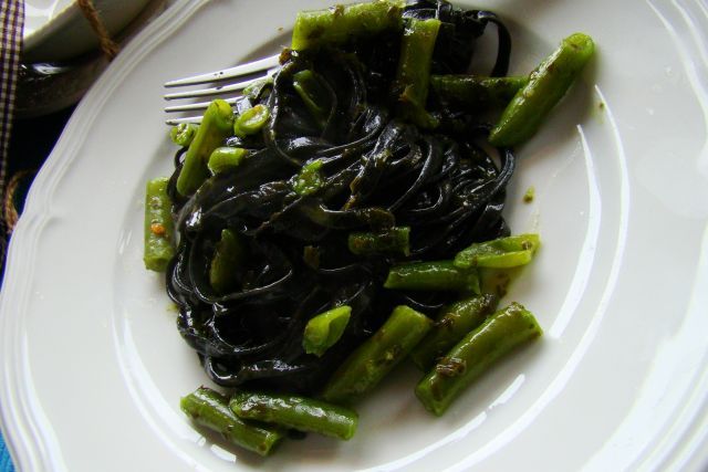 Czarny makaron z czosnkiem niedźwiedzim i fasolką