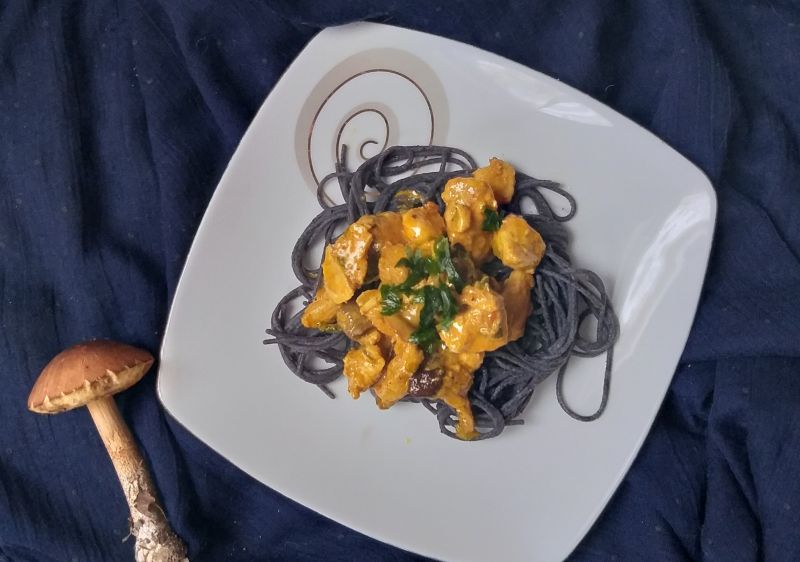 Czarny makaron z kurczakiem i grzybami