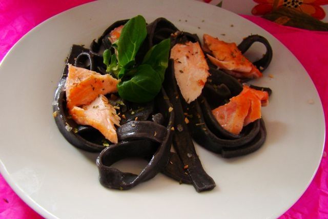 Czarny makron z łososiem i solą ziołową 