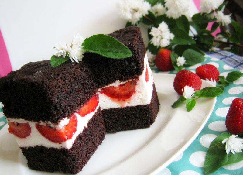 Czarny placek z truskawkami Czarny placek z truskawkami