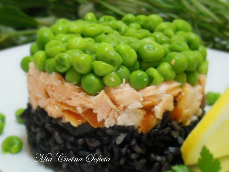 Czarny ryż Venere z łososiem i słodkim groszkiem