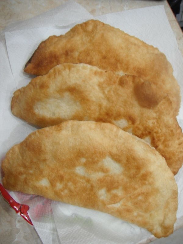 Czebureki z ciasta drożdżowego z kurczakiem Czebureki z ciasta drożdżowego z kurczakiem