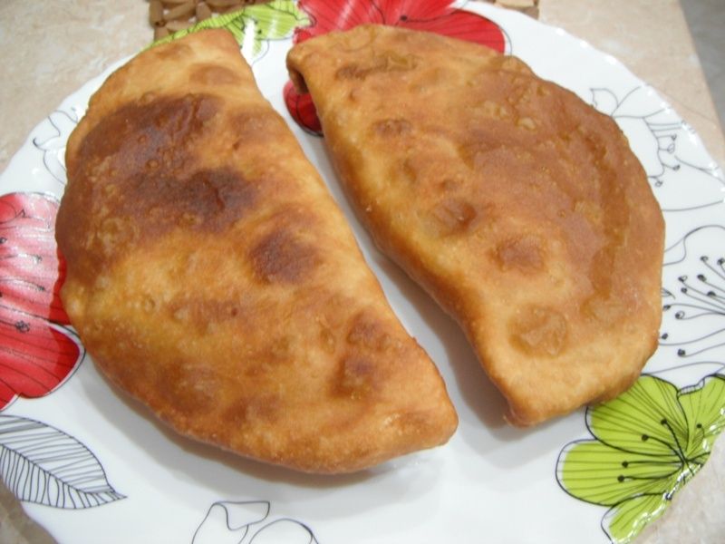 Czebureki z kurczakiem, pieczarkami i serem