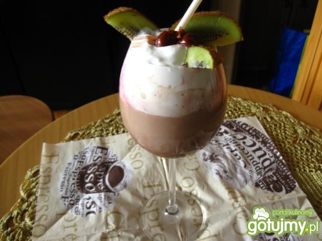 Czekolada na gorąco z lodami i wiśniami.