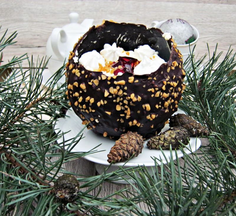 Czekoladowa bombka z winną galaretką Czekoladowa bombka z winną galaretką