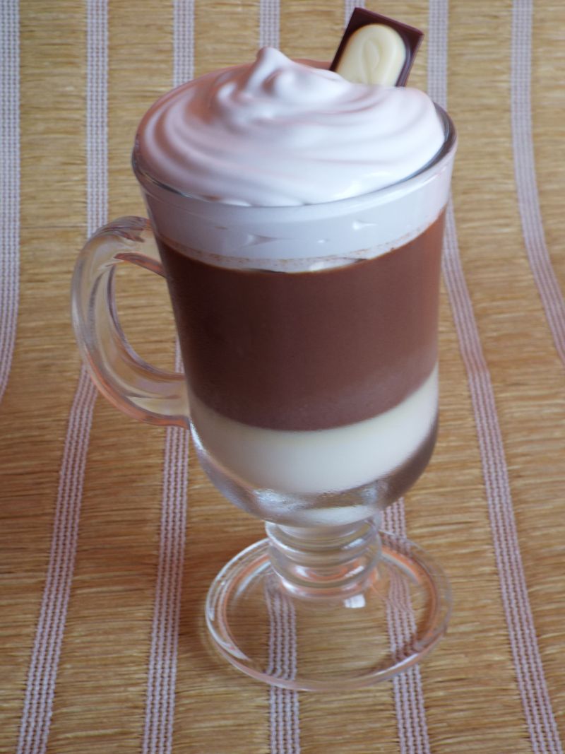 Czekoladowa galaretka w formie latte macchiato Czekoladowa galaretka w formie latte macchiato