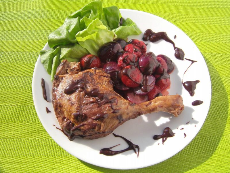 Czekoladowa kaczka duszona w winie z owocami Czekoladowa kaczka duszona w winie z owocami