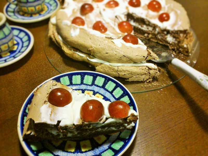 Czekoladowa Pavlova z winogronami