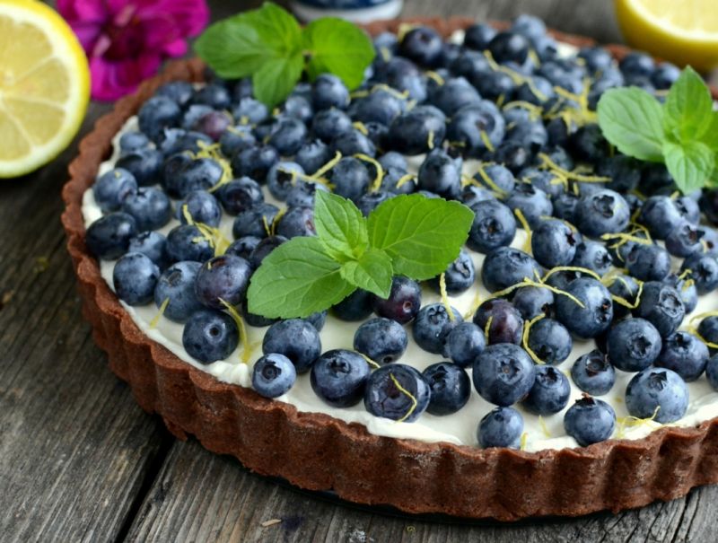 Czekoladowa tarta z borówkami i nutą cytryny