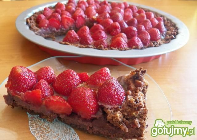 Czekoladowa tarta z truskawkami