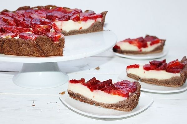 Czekoladowa tarta z truskawkami i masą budyniową  Czekoladowa tarta z truskawkami i masą budyniową
