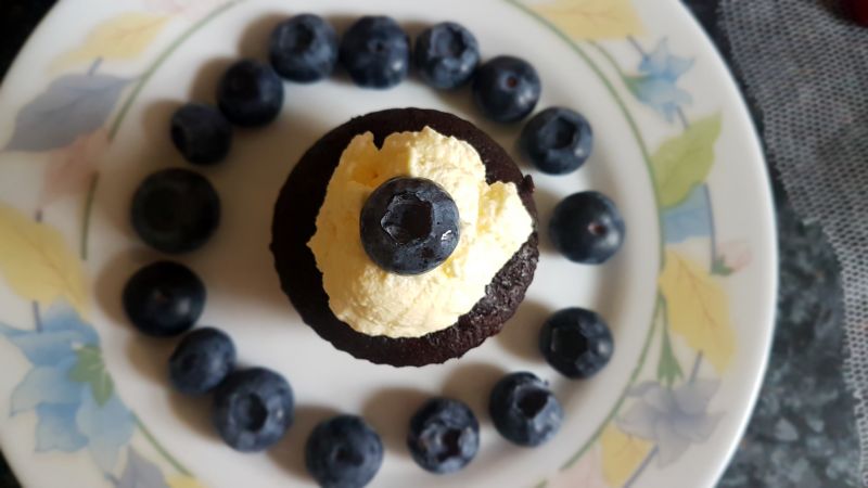 czekoladowe babeczki z bitą śmietaną czekoladowe babeczki z bitą śmietaną