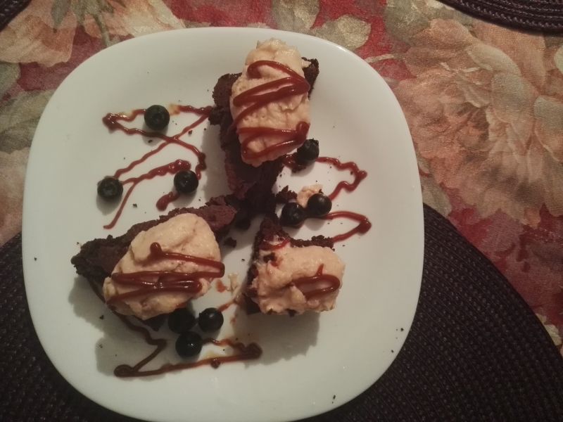 Czekoladowe ciastka z karmelowym kremem Czekoladowe ciastka z karmelowym kremem