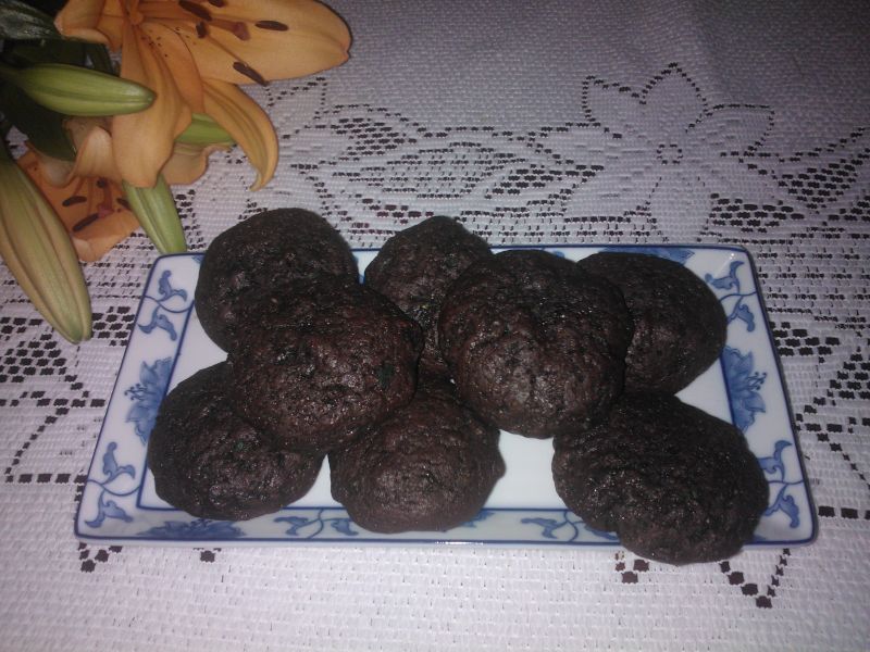 Czekoladowe ciastka ze świeżą miętą