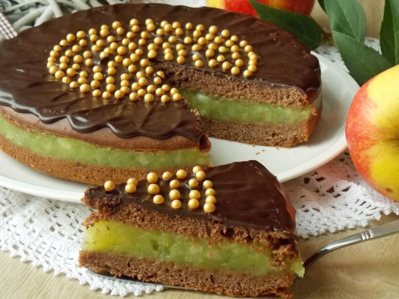 Czekoladowe ciasto drożdżowe z jabłkami