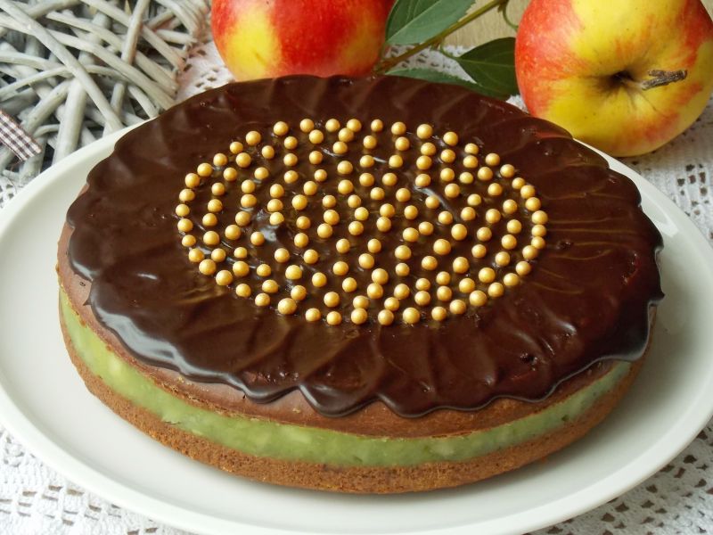 Czekoladowe ciasto drożdżowe z jabłkami
