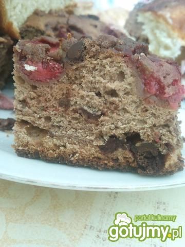 Czekoladowe ciasto drożdżowe z owocami