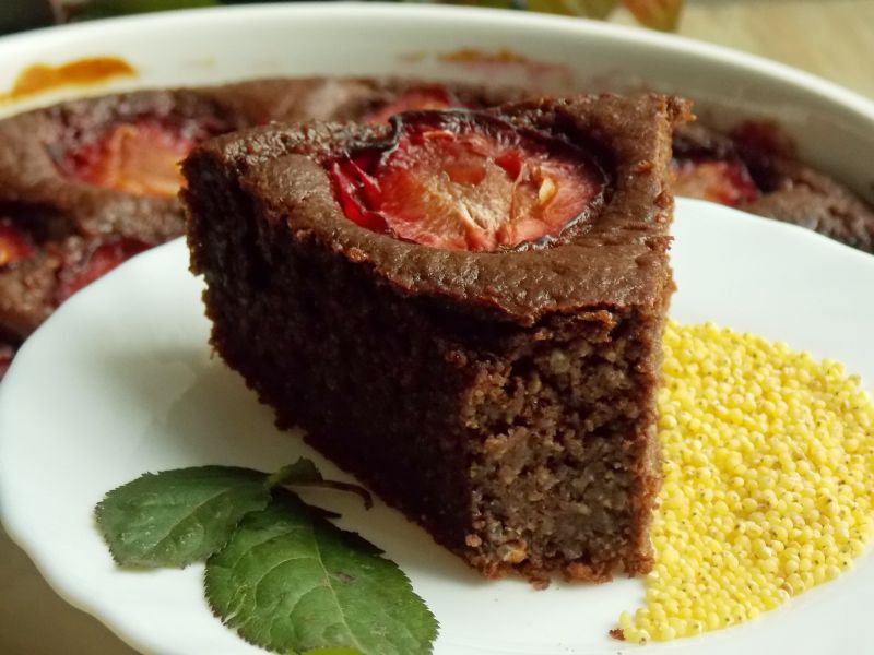 Czekoladowe ciasto jaglane ze śliwkami