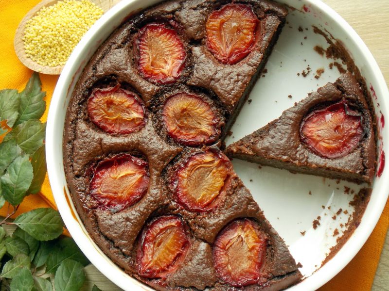 Czekoladowe ciasto jaglane ze śliwkami