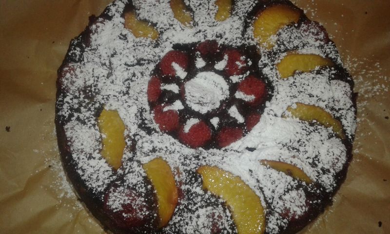 Czekoladowe ciasto z brzoskwinią i truskawkami