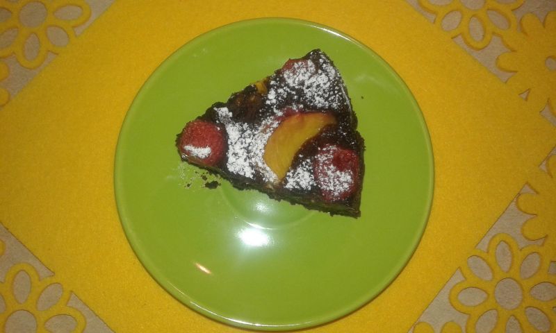 Czekoladowe ciasto z brzoskwinią i truskawkami