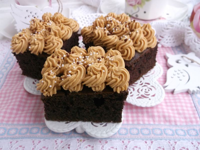 Czekoladowe ciasto z kremem kajmakowym