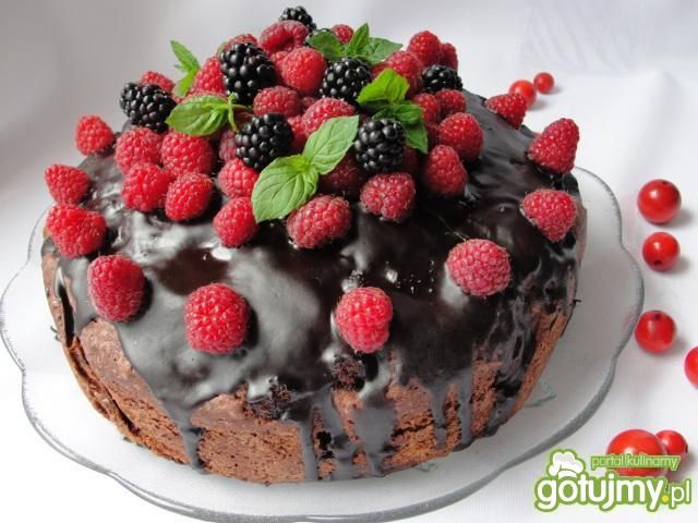 Czekoladowe ciasto z malinami