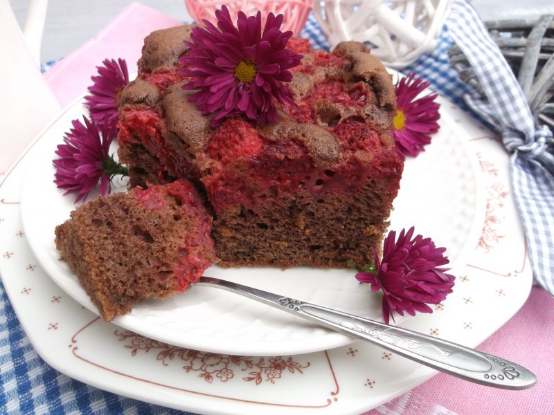 Czekoladowe ciasto z malinami