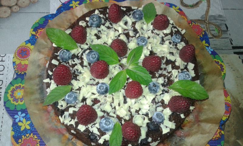 Czekoladowe ciasto z malinami i borówkami