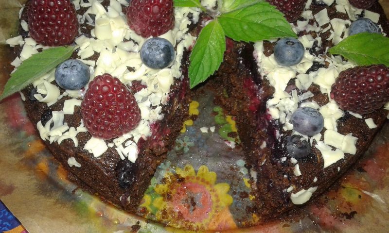 Czekoladowe ciasto z malinami i borówkami