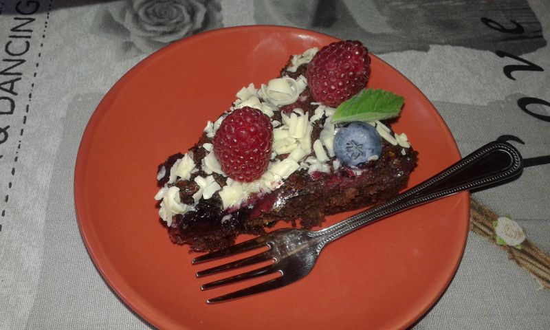 Czekoladowe ciasto z malinami i borówkami