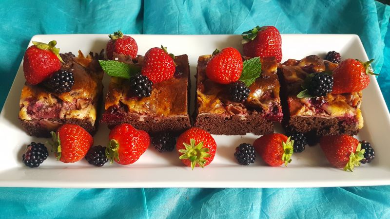Czekoladowe ciasto z owocami i serem 