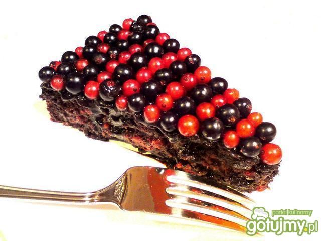 Czekoladowe ciasto z porzeczkami