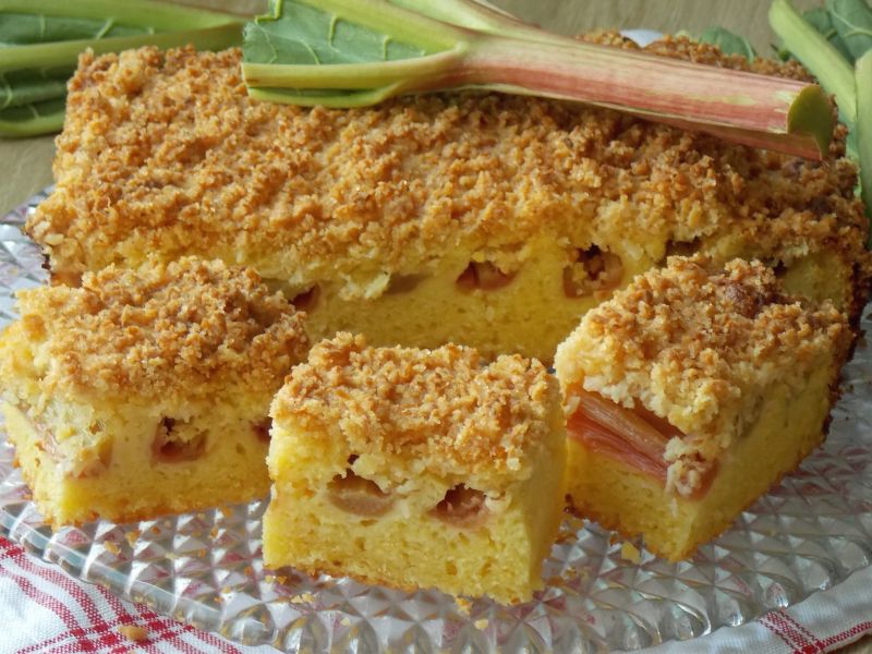 Czekoladowe ciasto z rabarbarem i kruszoną