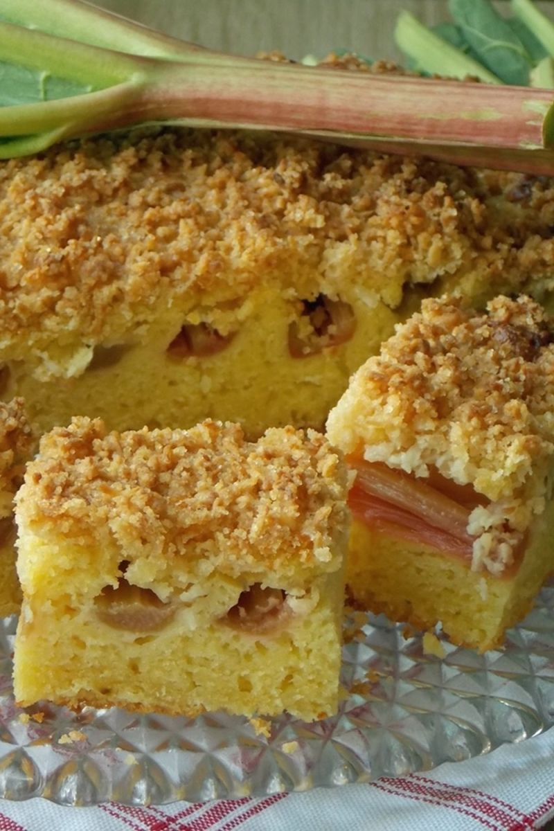 Czekoladowe ciasto z rabarbarem i kruszoną