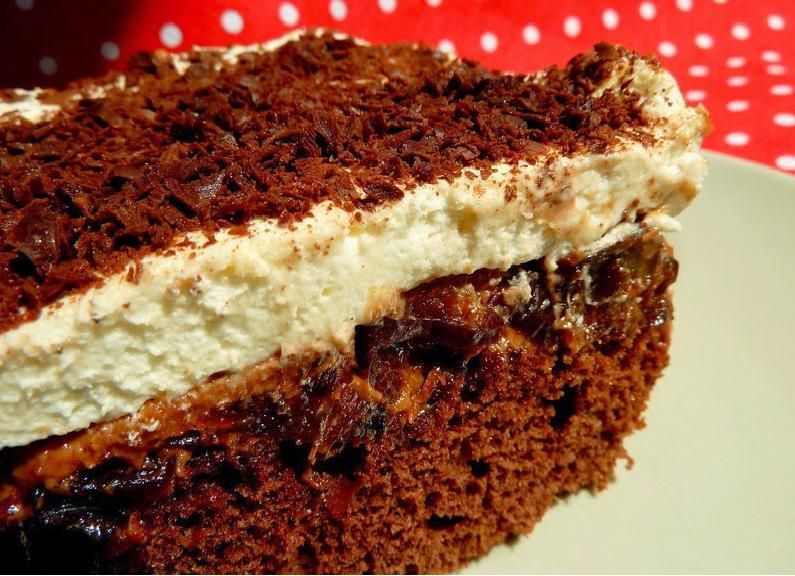Czekoladowe ciasto z suszonymi śliwkami i kremem