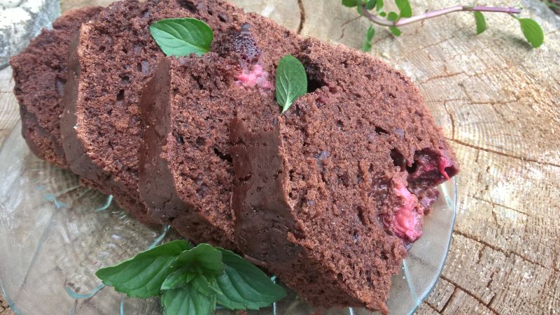 Czekoladowe ciasto z truskawkami