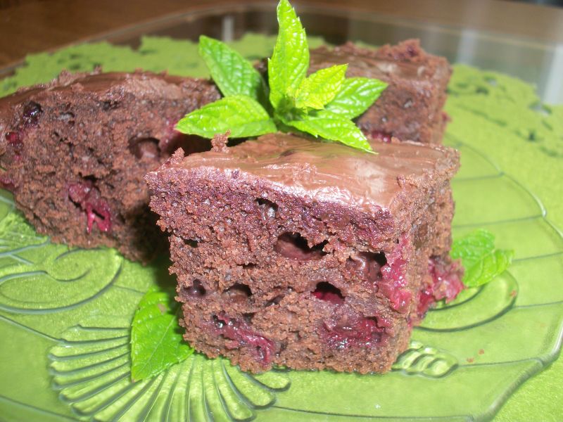 Czekoladowe ciasto z wiśniami