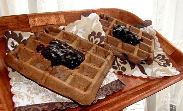 Czekoladowe gofry z marmoladą