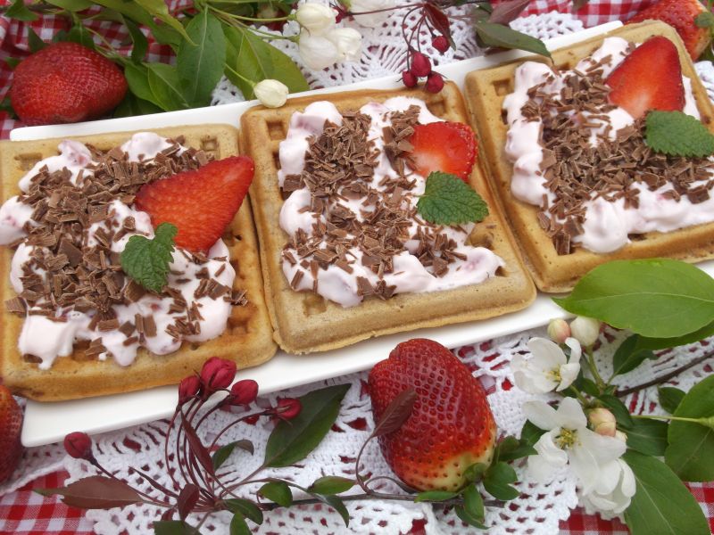 Czekoladowe gofry z serkiem i truskawkami Czekoladowe gofry z serkiem i truskawkami
