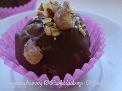 Czekoladowe kuleczki z truskawkami 