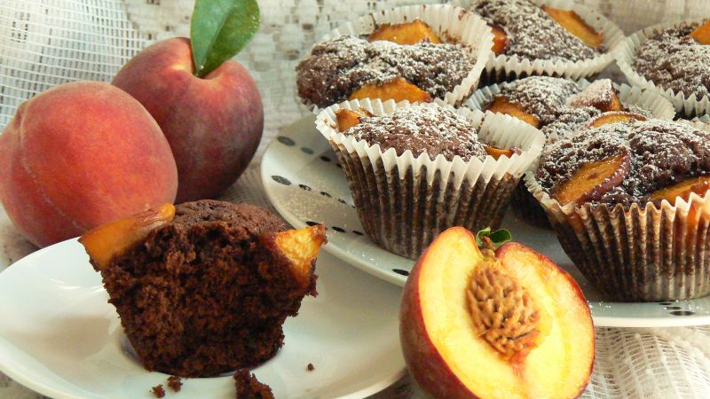Czekoladowe muffinki z brzoskwiniami Czekoladowe muffinki z brzoskwiniami