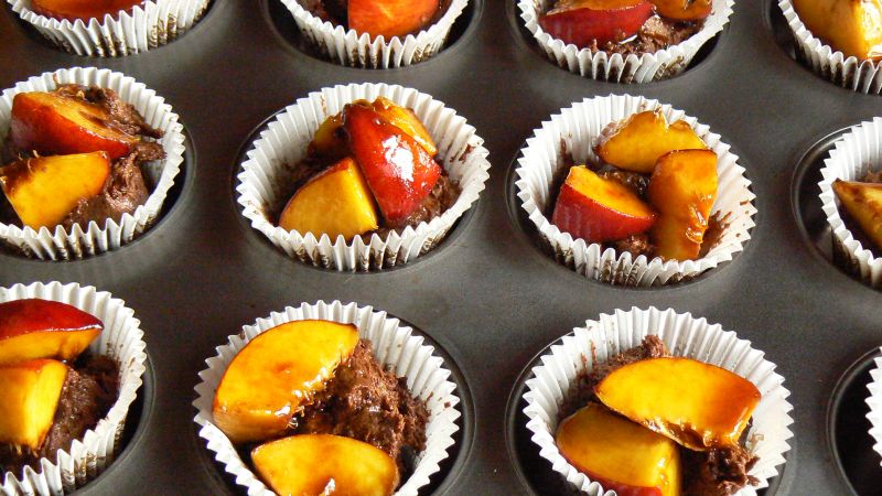 Czekoladowe muffinki z brzoskwiniami